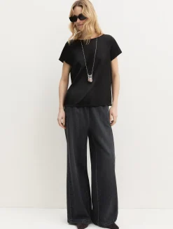 Blusa a maniche corte in raso leggero - NERO