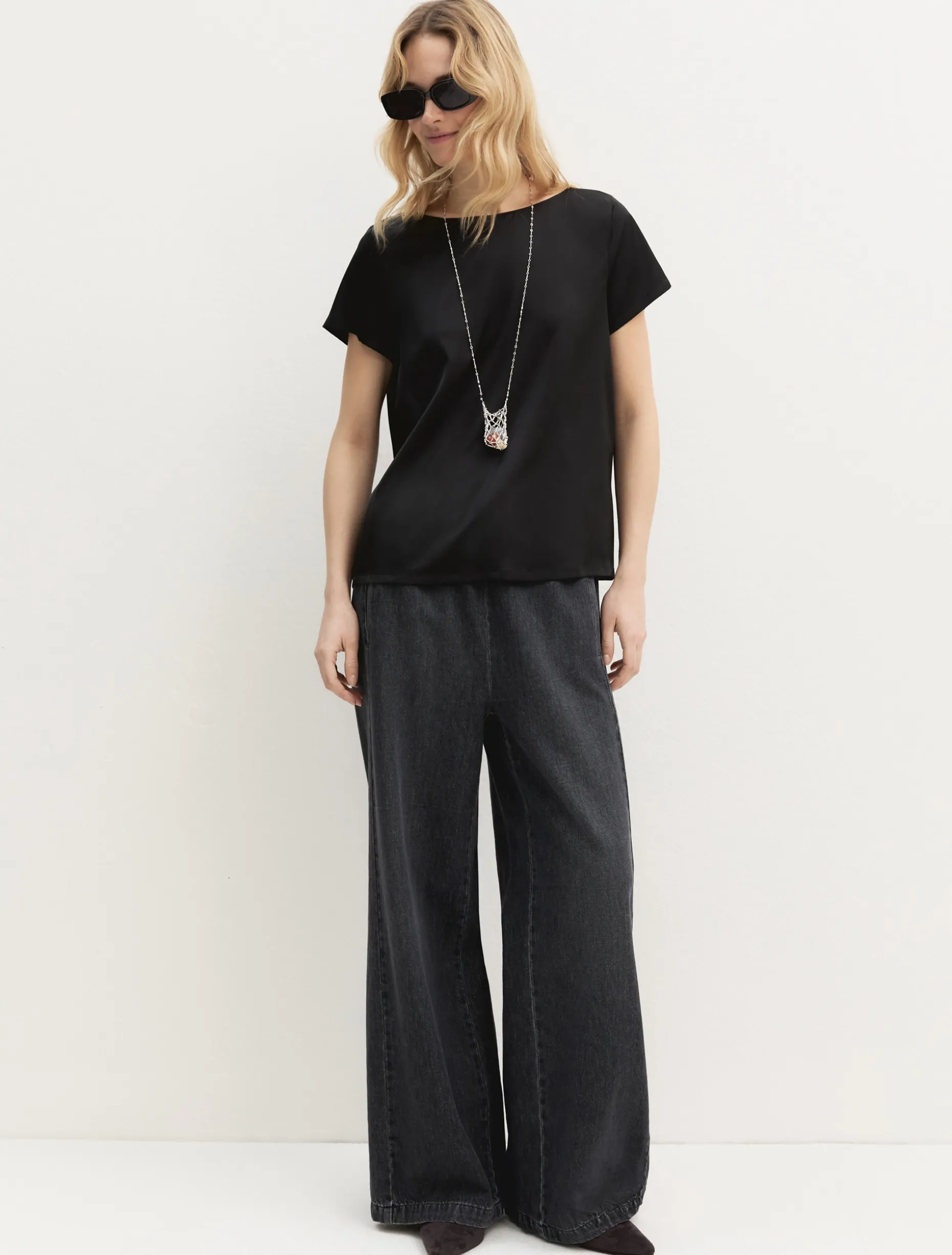 Blusa a maniche corte in raso leggero - NERO