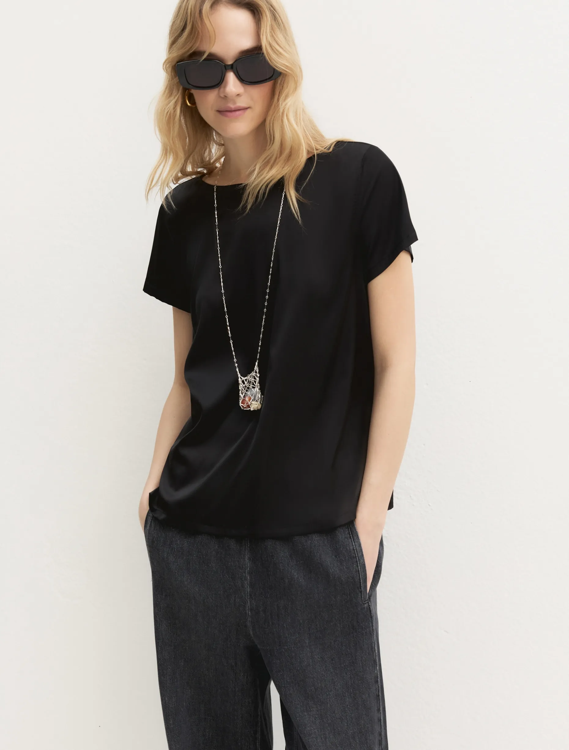 Blusa a maniche corte in raso leggero - NERO